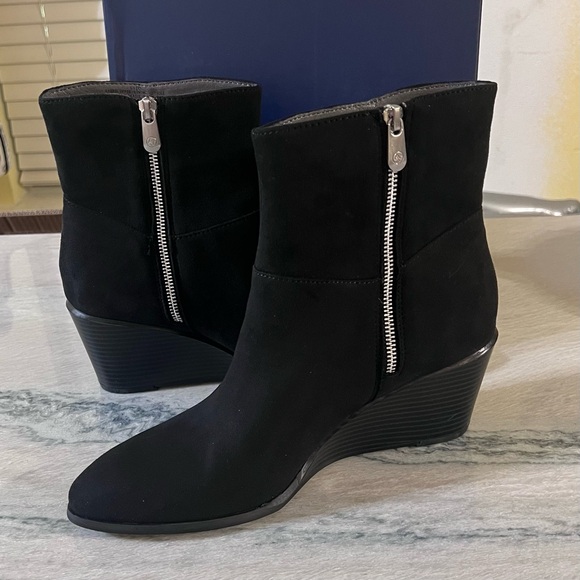 Adrienne Vittadini Black Wedge Ankle Booties - Picture 1 of 7